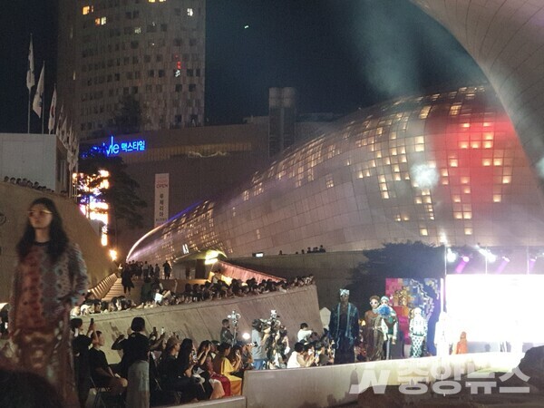 지난 13일 동대문디자인플라자(DDP) 유구전시장에서 제8회 ‘서울아프리카패션쇼’ 열렸다(사진=신현지 기자)