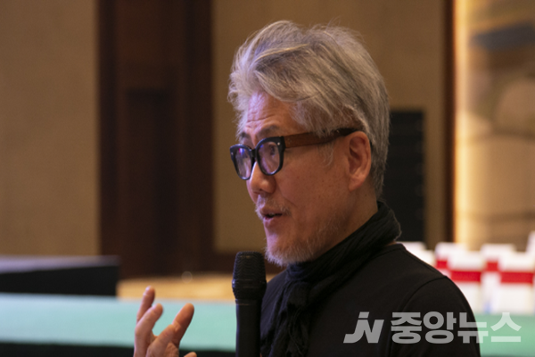 '뿌리의 회복력'(Power - Roots of Resilience)을 주제로 .제8회 ‘서울아프리카패션쇼’를 총 지휘한 황현모 감독