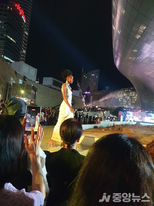 남아프리카 모델이 관객들의 뜨거운 갈채를 받으며 런웨이를 선보이고 있다.사진=신현지 기자