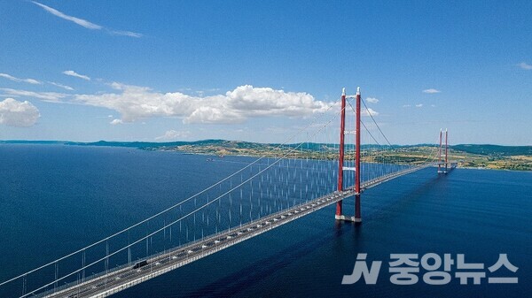 차나칼레 대교(사진: ‘해외건설 10대 프로젝트’에 선정된 튀르키예 차나칼레 대교 전경)
