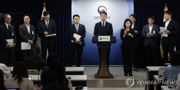 류제명 과학기술정보통신부 제2차관과 권대영 금융위원회 부위원장이 19일 서울 종로구 정부서울청사에서 해킹 대응을 위한 과기정통부-금융위 합동 브리핑을 하고 있는 모습.(사진=연합뉴스)