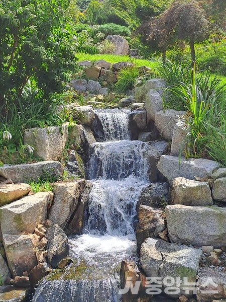   자연적으로 산에서 물이 많이 내려온다.