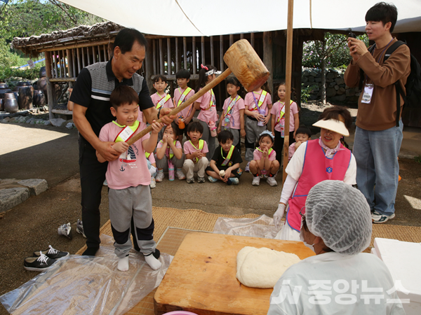26일 개막한 제22회 서산해미읍성축제에서 아이들이 떡매치기 체험을 하고 있다 (사진=서산문화재단)
