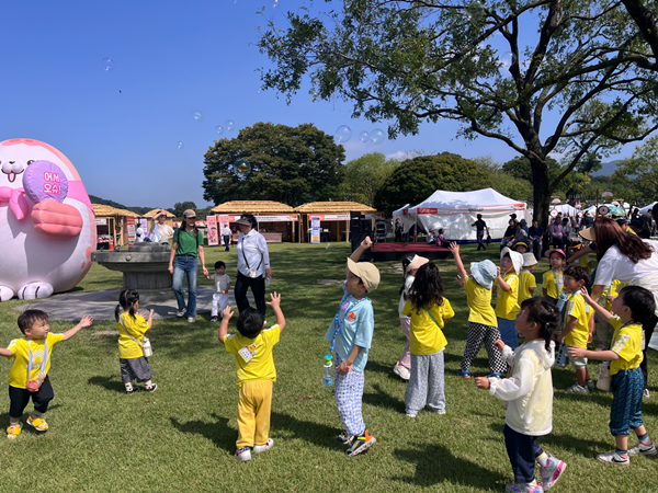 26일 서산해미축제장에 나들이 나온 어린이들이 잔디마당에서 자유롭게 뛰어놀고 있다(사진=서산문화재단)