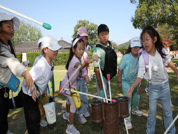 26일 어린이들이 전통놀이를 체험하고 있다. (사진=서산문화재단)
