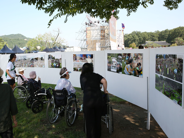 26일 서산해미축제장에 미련된 최차열 사진작가의 교황 사진전에 관람객들의 모습(사진=서산문화재단)