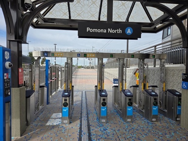 LA Metro의 Pomona North 역에 9월에 설치된 부정승차 방지용 요금게이트 (사진=에스트래픽)
