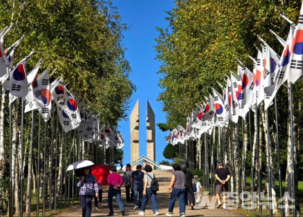 사진: 백마고지 전적비로 향하는 길에 태극기 나부끼고 있다(1)(사진: 미술여행 류재림 편집위원 25.10.8일 갤럭시S24 울트라 촬영)