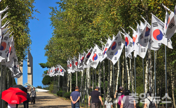 사진: 백마고지 전적비로 향하는 길에 태극기 나부끼고 있다(2)(사진: 미술여행 류재림 편집위원 25.10.8일 갤럭시S24 울트라 촬영)