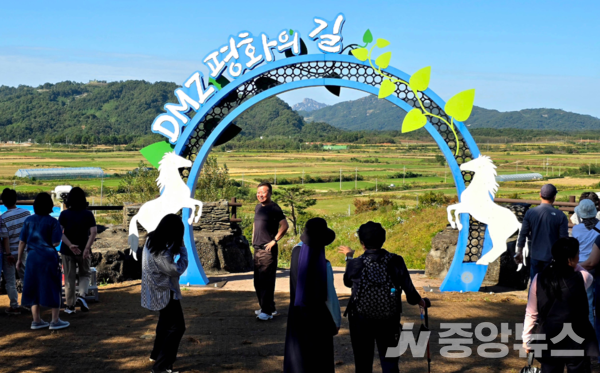 사진: 백마고지 전적지에서 탐방객들이 사진 촬영 하고있다(사진: 미술여행 류재림 편집위원 25.10.8일 갤럭시S24 울트라 촬영)