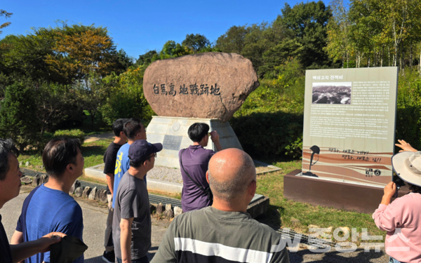 사진: 백마고지 전적지에서 탐방객들이 해설사로부터 설명을 듣고있다(사진: 미술여행 류재림 편집위원 25.10.8일 갤럭시S24 울트라 촬영)