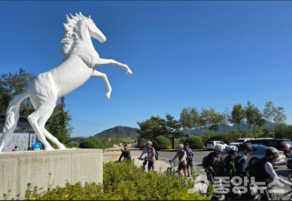 사진: 백마고지 전적지 상징인 백마상앞에서 자전거동호회분들이 사진 촬영 하고있다(사진: 미술여행 류재림 편집위원 25.10.8일 갤럭시S24 울트라 촬영)