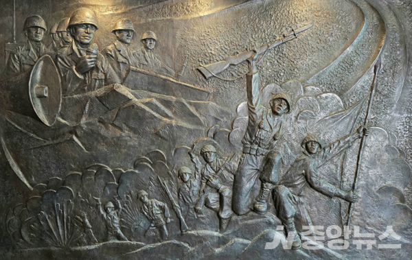 사진: 백마고지 기념관에 전시된 6.25당시 격전 상징인 부조 (1)(사진: 미술여행 류재림 편집위원 25.10.8일 갤럭시S24 울트라 촬영)