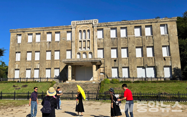 사진: 철원 노동당사앞에서 사진을 담고있는 시민들(사진: 미술여행 류재림 편집위원 25.10.8일 갤럭시S24 울트라 촬영)