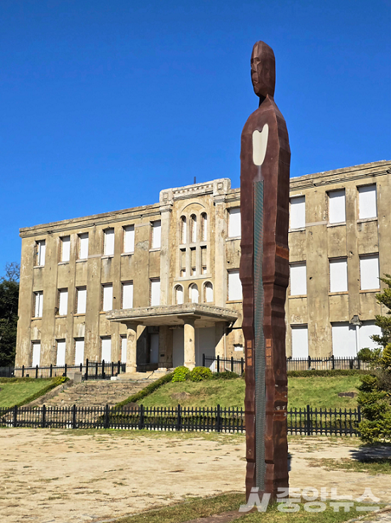 사진: 철원 노동당사와 김현신 작가의 두근두근,남누리 북누리가 하나가되는날 녹슨 쇠가슴에 심장이 뛴다 두근두근 두근두근 (1)(사진: 미술여행 류재림 편집위원 25.10.8일 갤럭시S24 울트라 촬영)