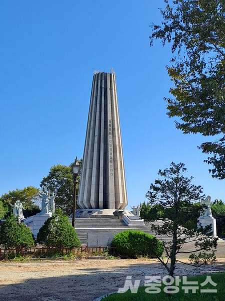   임진각에 세워진  버마 아웅산 국립묘지 순국 희생자 위령탑.