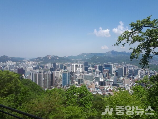 정부가 최근 서울과 경기도 일부 지역의 집값 과열에 대응하고자 서울 전역과 경기도 12개 지역을 규제지역과 토지거래허가구역으로 지정했다. 서울 장충동 남산에서 내려다 본 아파트 밀집지역.(사진=중앙뉴스)