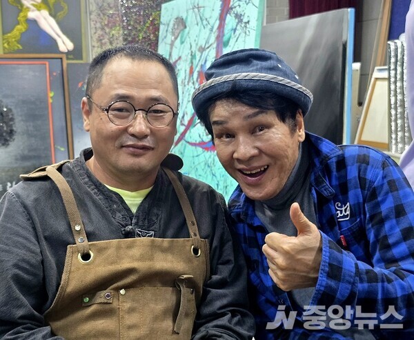 탈북작가 오성철과 장두이 연극배우