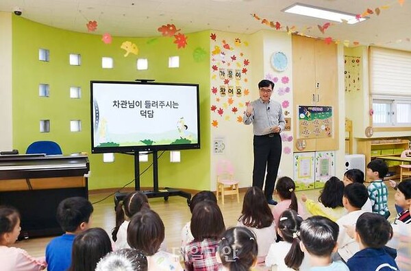 16일 서울 금천구의 ‘모아래 어린이집’을 방문한 임기근 기재부 2차관. (사진=기획재정부)