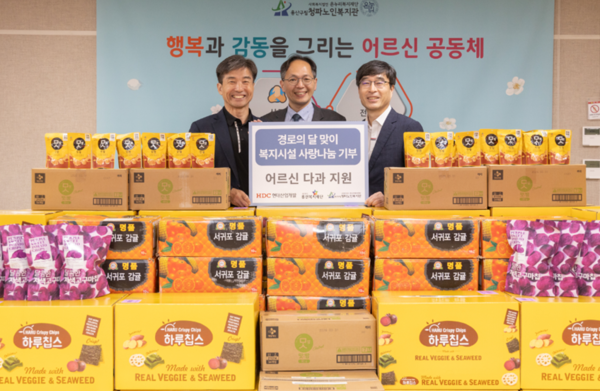 사진: HDC현대산업개발은 경로의 달을 맞아서는 서울 용산구 관내 복지시설을 이용하는 어르신들을 위한 다과 세트를 기부하며 지역사회와의 따뜻한 나눔 활동을 이어갔다.