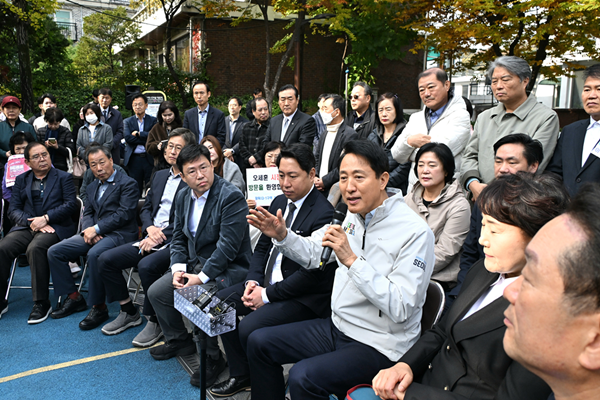 오세훈 서울시장이 6일  성북구 장위13구역 재정비촉진사업 현장을 방문해 주민들과 간담회를 진행하고 있다.(사진=서울시)