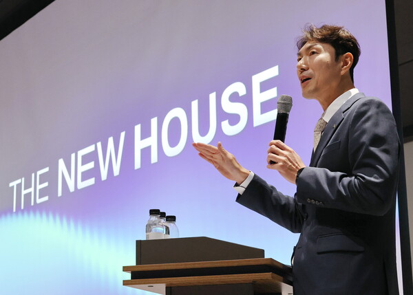 서울 강남구 디에이치갤러리에서 6일 열린 현대건설 주거개선 신사업 '더 뉴 하우스' 기자간담회에서 이형덕 현대건설 리뉴얼신사업팀장이 사업을 소개하고 있는 모습. (사진=현대건설 제공)