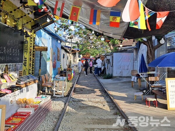    일제강점기 양곡를 싣어나르던 철길, 오늘 날에는 추억의 철길로 유명하다.