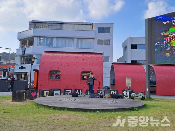   군산을 찾는 사람들에게 추억를 담아가라는 악기 연주를 하고 있는 모습.