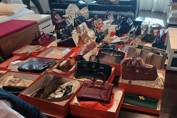 체납자의 실거주지에서 발견된 명품가방 60점 (사진=국세청)