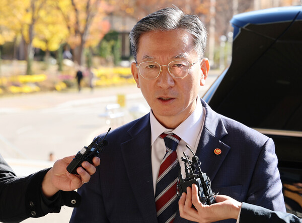 정성호 법무부 장관이 10일 정부과천청사 법무부로 출근하며 검찰의 '대장동 항소 포기' 결정과 관련한 입장을 밝히고 있는 모습.(사진=연합뉴스)