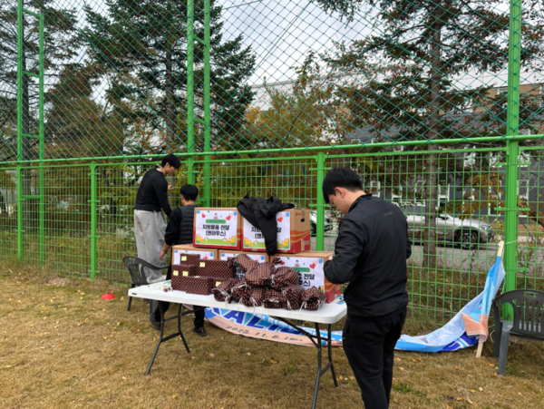 사진: 행사를 준비하는 관리원 직원들의 모습