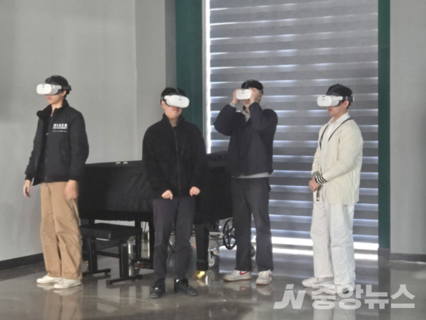 사진: 가상현실(VR)을 체험해보는 학생들