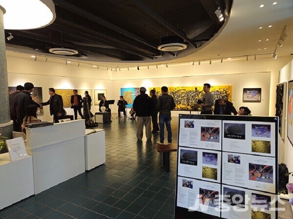 오성철의 개인展: '자유를 찾는 숨소리’전시가 열리고 있는 MEK갤러리 ​​​​​​​ 전시장의 모습
