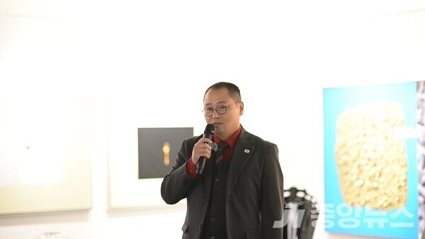 오성철 작가가 인사말을 하고 있다(사진: 윤장섭 기자)