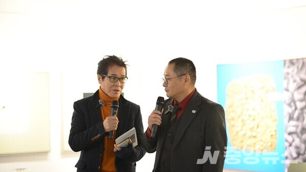 오성철 작가가 사회자(장두이 연극 배우)의 질문에 답하고 있다(사진: 윤장섭 기자)