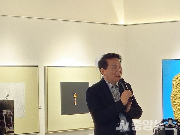 김종근 미술평론가가 오성철 작가의 그림에 대한 느낌을 전했다.(사진: 윤장섭 기자)