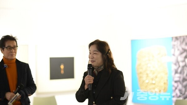 MEK갤러리 강경숙 관장이 축하 인사를 하고 있다. 