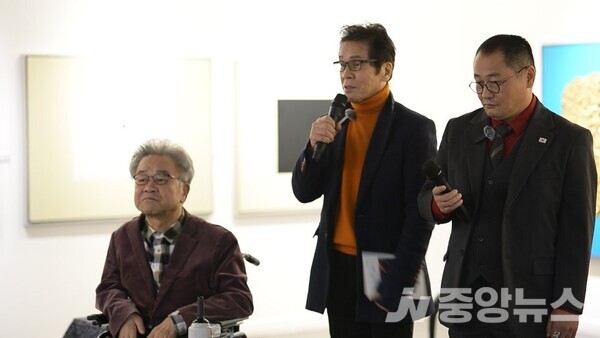 사진: 사회를 맡은 장두이 배우가  홍상문 ‘한일현대미술작가회’ 회장을 소개하고 있다. (윤장섭 기자)