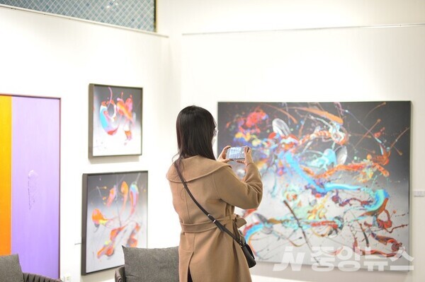 전시장을 찾은  관람객이 오성철 작가의 작품을 카메라에 담고 있다. 