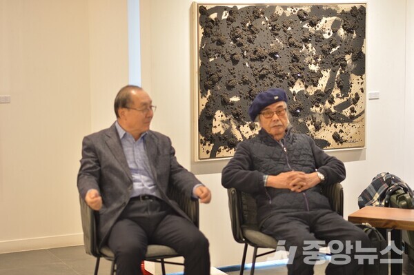 사진: 중앙뉴스 박광원 대표와 서양화가 김융기 화백