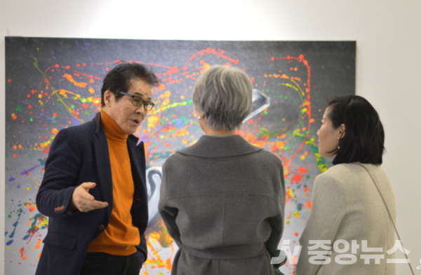 장두이 연극배우가 관람객들과 오 작가의 작품에 대해 이야기를 나누고 있다.(사진: 윤장섭 기자)