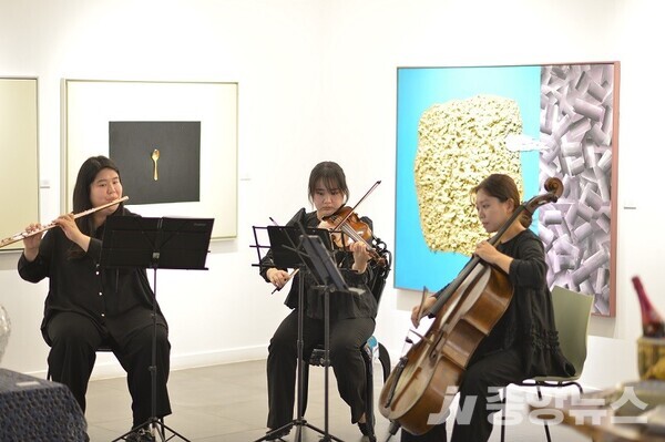 플릇, 바이올린, 첼로의 아름다운 선율과 함께 시작된 개막식은 연극인 이자 교수이며, 미술여행 문화국장인 장두이 배우의 사회로 시작됐다.(사진: 윤장섭 기자)