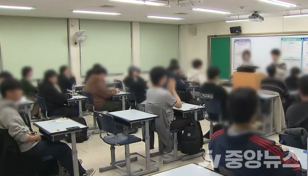 시험 시간은 일반 수험생 기준 오전 8시 40분부터 오후 5시 45분까지다.