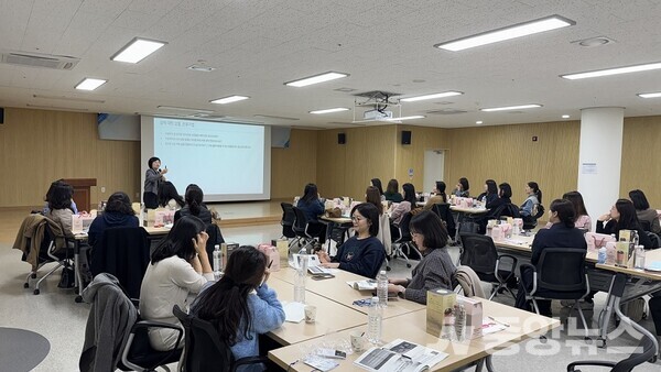 사진:1_여성 리더십 교육 중 모습.