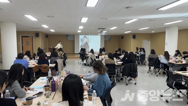 사진:2_여성 리더십 교육 중 모습.