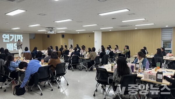 사진:3_여성 리더십 교육 중 모습.