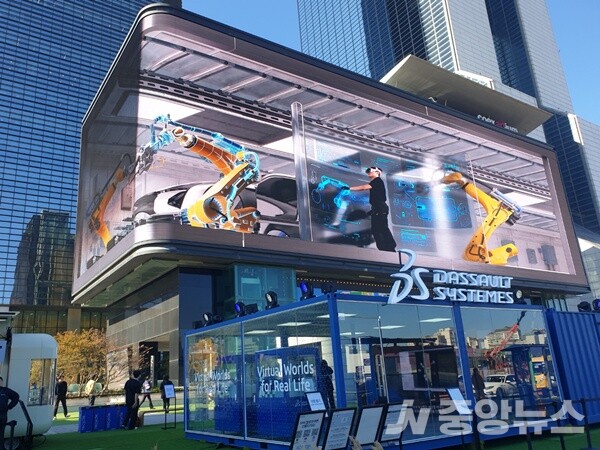 다쏘시스템이 삼성동 코엑스 K-POP 스퀘어 미디어에 선보인 ‘AI for Manufacturing Industries’ 캠페인 부스 (사진=신현지 기자)