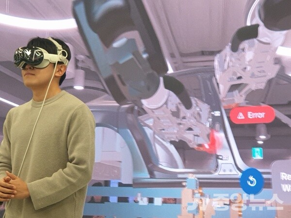 다쏘시스템코리아 백강민 파트너가 3D 환경에서 버추얼 트윈을 직접 시연하고 있다 (사진=신현지 기자)