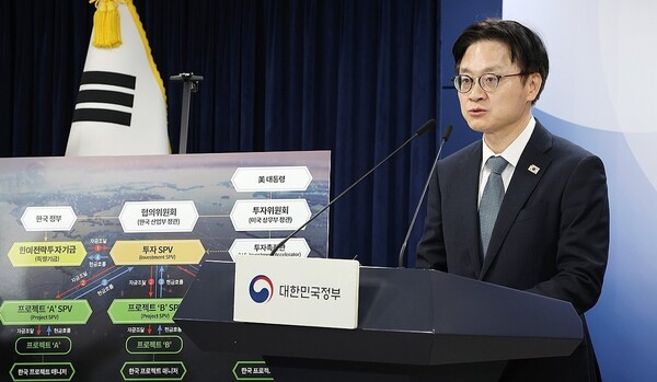 김정관 산업통상부 장관이 14일 서울 종로구 정부서울청사에서 한미 관세협상 팩트시트 및 MOU 관련 브리핑을 하고 있는 모습.(사진=연합뉴스)