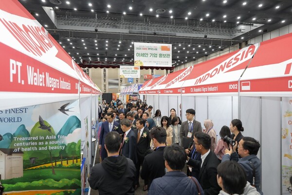 ‘2025 아세안 무역전시회’ 전시장에 관계자와 많은 참가자 국이 모였다.(사진=